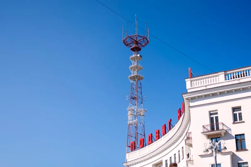 Antenne sopra i tetti: le radio clandestine che parlano dalla cima dei grattacieli dormitorio
