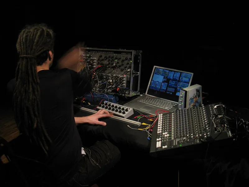Frequenze dal sottosuolo: i collettivi synth-punk italiani che stanno riscrivendo le regole del suono