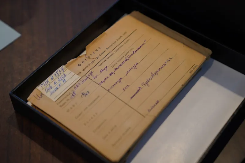 Custodi del caos: dentro i bunker di carta dove sopravvive la memoria ribelle d'Italia