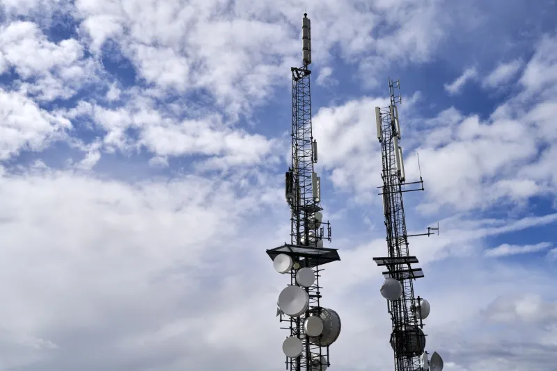 Etere clandestino: i fantasmi italiani che trasmettono rivoluzione sulle frequenze che nessuno controlla