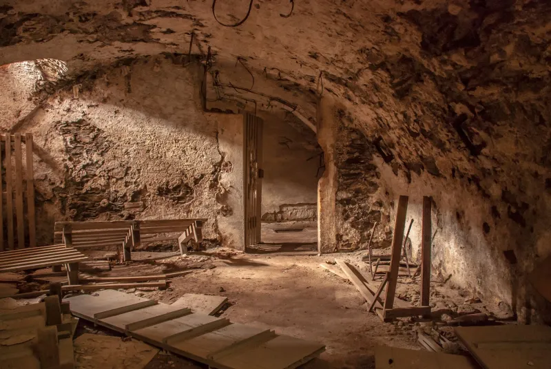 Restauratori nell'ombra: i custodi abusivi delle opere che lo Stato ha abbandonato nei sotterranei