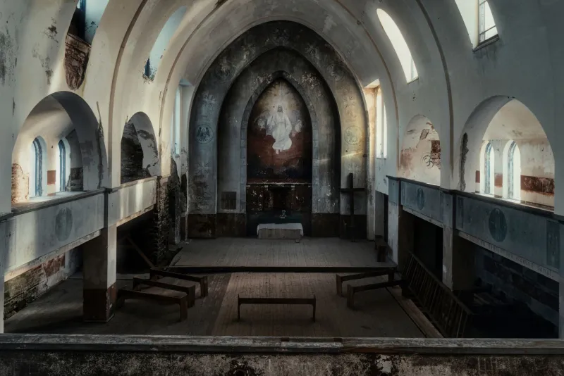 Vuoto come preghiera: i performer italiani che costruiscono chiese senza dio nei luoghi dimenticati